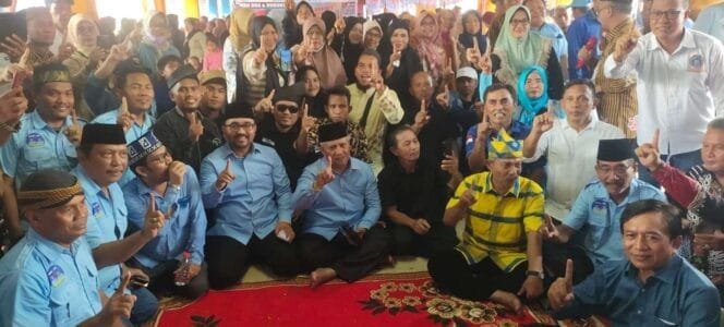 
					Simpang Dolok Membludak, Darwis-Oky Diarak Ribuan Pendukung