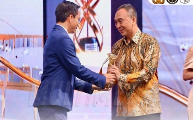 
					Kapolri Jenderal Listyo Sigit Prabowo Terima Penghargaan Pelayanan dan Komunikasi Terbaik