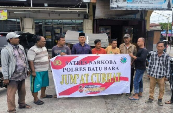 
					Satresnarkoba Polres Batu Bara Gelar Jumat Curhat, Sosialisasikan Kamtibmas dan Bagi Bantuan Sembako