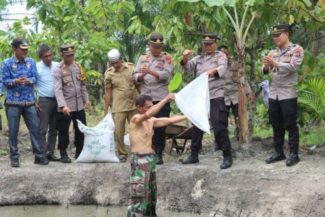 
					Polres Batubara Tebar 3000 Bibit Ikan Lele, Dukung Program Ketahanan Pangan Nasional