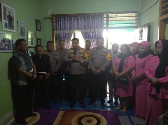
					Kapolres Batubara dan Jajaran Berduka: Melayat ke Rumah Duka Istri Aiptu Edison Sihombing