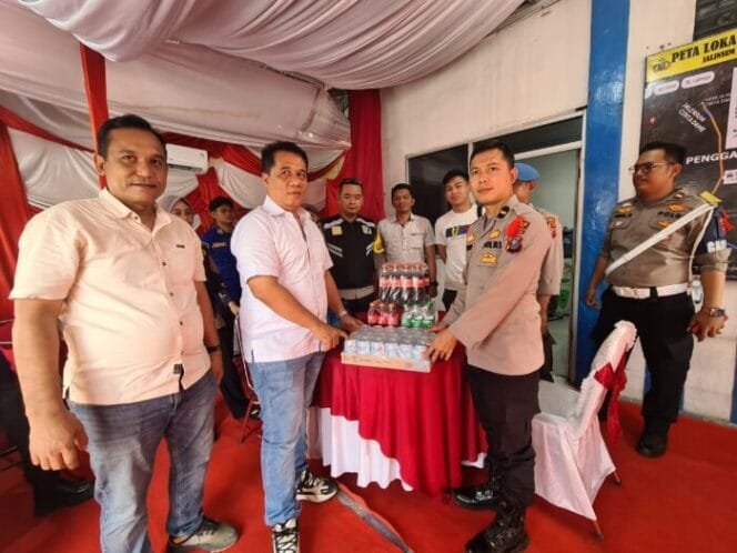 
					Kasat Narkoba Polres Batubara Tunjukkan Kepedulian, Paket Minuman Disalurkan ke Personel Pospam
