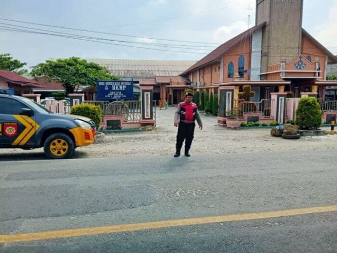 
					Polres Batu Bara Gelar Patroli dan Pengamanan Gereja untuk Jaga Kamtibmas