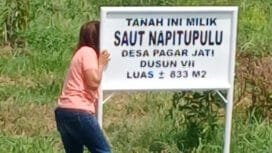 Plang keluarga Napitupulu diduga dicopot Oknum kades