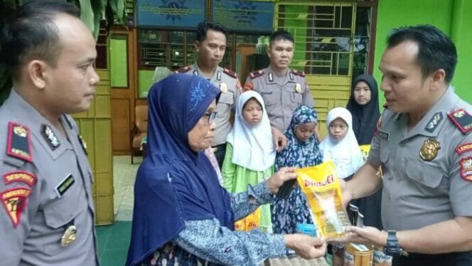 
					Serdik Sespimma Polri Angkatan 73 Bagikan Sembako untuk Panti Asuhan dan Warga Kurang Mampu