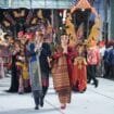 Kompak, Walikota Medan Rico Waas bersama Istri Airin kenakan pakaian adat Toba hadiri Karnaval Budaya APEKSI Surabaya, Jumat (9/5/2025) malam