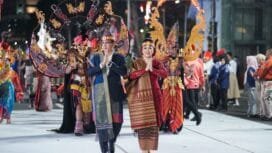 Kompak, Walikota Medan Rico Waas bersama Istri Airin kenakan pakaian adat Toba hadiri Karnaval Budaya APEKSI Surabaya, Jumat (9/5/2025) malam