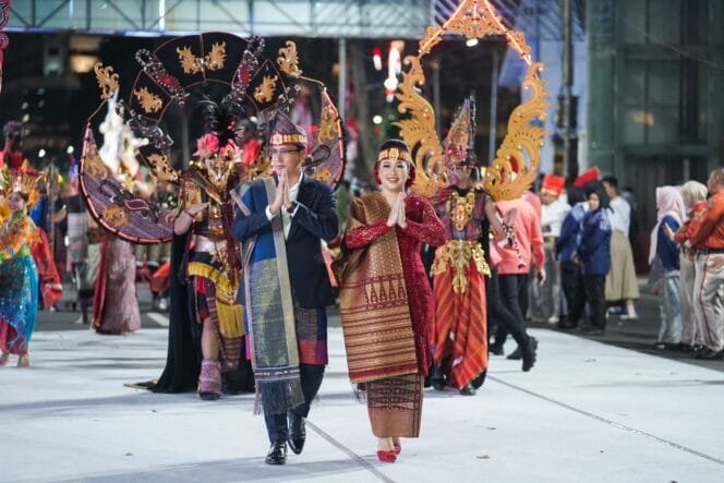 
					Kompak, Walikota Medan Rico Waas bersama Istri Airin kenakan pakaian adat Toba hadiri Karnaval Budaya APEKSI Surabaya, Jumat (9/5/2025) malam