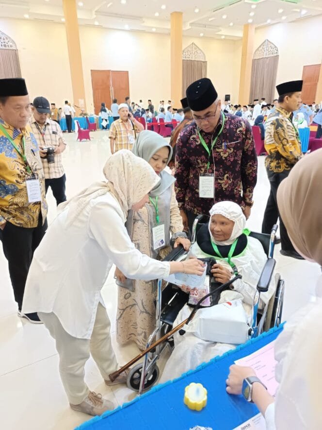 
					BRI Medan Putri Hijau Bersama Kanwil Kemenag Sumut Serahkan Living Cost Jemaah Haji 2025
