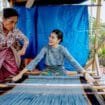 Ketua Dewan Kerajinan Nasional Daerah (Dekranasda) Sumatera Utara (Sumut) Kahiyang Ayu mengunjungi Galery Ulos Hutaraja yang berada di kawasan Kampung Ulos Hutaraja, Dusun II, Desa Lumban Suhi-suhi Toruan, Kecamatan Pangururan Kabupaten Samosir, Provinsi Sumut, Minggu (4/5/2025).