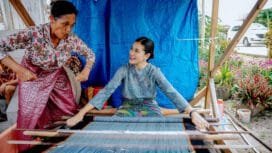 Ketua Dewan Kerajinan Nasional Daerah (Dekranasda) Sumatera Utara (Sumut) Kahiyang Ayu mengunjungi Galery Ulos Hutaraja yang berada di kawasan Kampung Ulos Hutaraja, Dusun II, Desa Lumban Suhi-suhi Toruan, Kecamatan Pangururan Kabupaten Samosir, Provinsi Sumut, Minggu (4/5/2025).