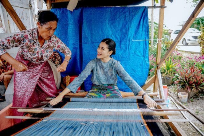 
					Ketua Dewan Kerajinan Nasional Daerah (Dekranasda) Sumatera Utara (Sumut) Kahiyang Ayu mengunjungi Galery Ulos Hutaraja yang berada di kawasan Kampung Ulos Hutaraja, Dusun II, Desa Lumban Suhi-suhi Toruan, Kecamatan Pangururan Kabupaten Samosir, Provinsi Sumut, Minggu (4/5/2025).