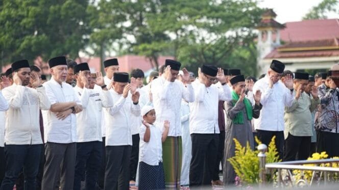 
					Ribuan Umat Muslim Sholat Idul Adha di Alun-Alun Pemkab Deli Serdang