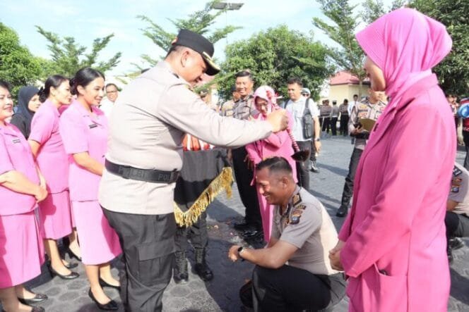 
					Naik Pangkat Di HUT Bhayangkara, Ahmad Fahmi Kini Menjadi AKP