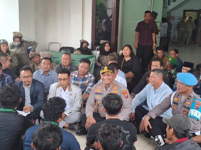 
					Kapolres Batu Bara Sambut Aksi Damai Mahasiswa dengan Duduk Bersama