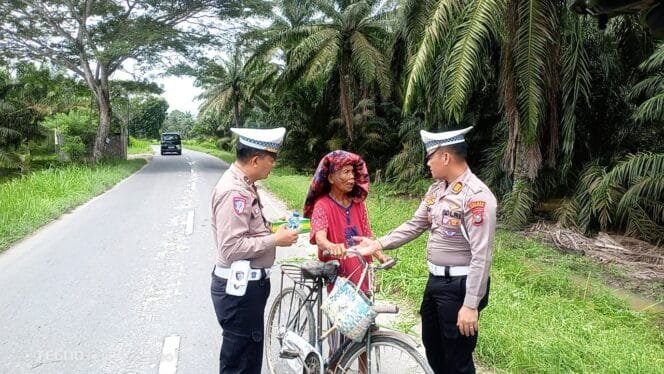 
					Satlantas Polres Batu Bara Berbagi Nasi Kotak Sambil Lakukan Patroli Antisipasi Kemacetan