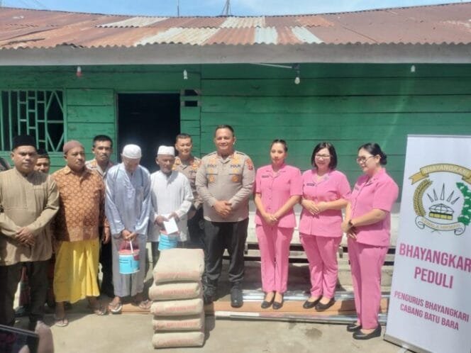 
					Kapolres Batu Bara AKBP Doly Nelson Nainggolan Berikan Bantuan Material untuk Renovasi Musholah Aceh Sepakat