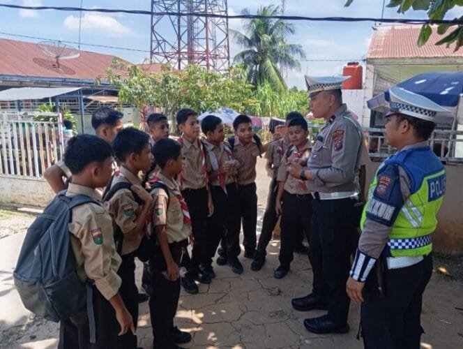 
					Satlantas Polres Batu Bara Gelar Program “Polantas Menyapa” di MTSN Lima Puluh, Ajak Pelajar Tertib Berlalu Lintas dan Kenali SMA Kemala Taruna Bhayangkara