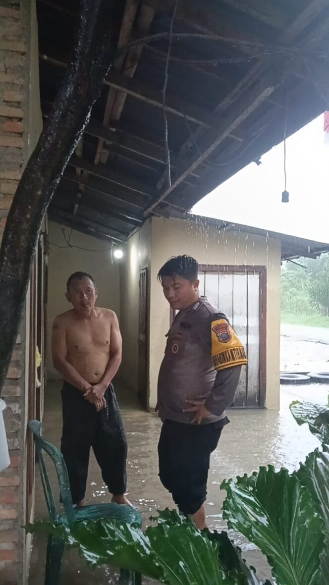 
					Curah Hujan Ekstrem Picu Banjir di Sumber Makmur, Polsek Lima Puluh Gerak Cepat Lakukan Pengecekan dan Pengamanan