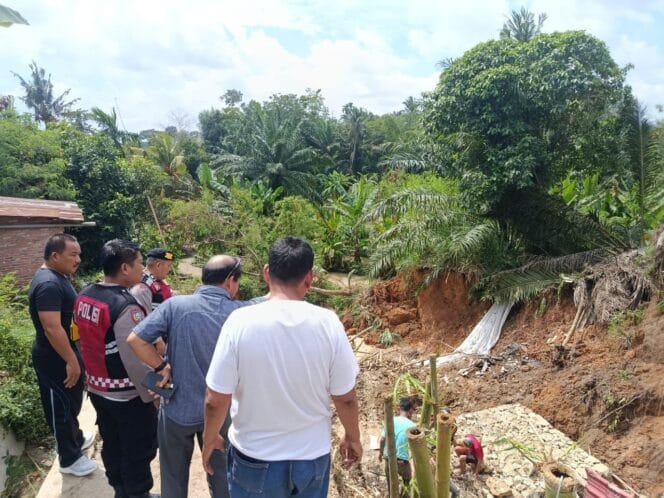 
					Polsek Lima Puluh Awasi Pembangunan Beronjong Pasca Longsor yang Telan Satu Rumah Warga