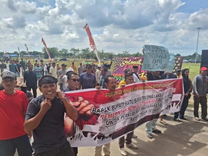 
					Warga Brohol Desak PT EMHA Buka Lahan TPU, Bupati Batubara Janji Turun Tangan