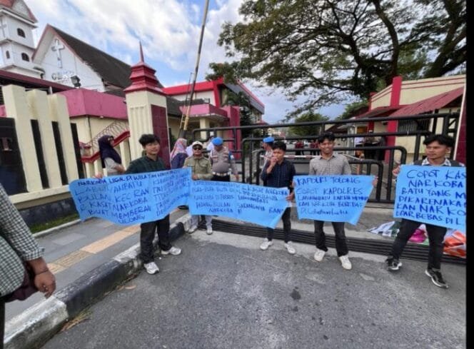 
					Massa Desak Kapolda Sumut Copot Kapolres Labuhan Batu akibat Maraknya Peredaran Sabu