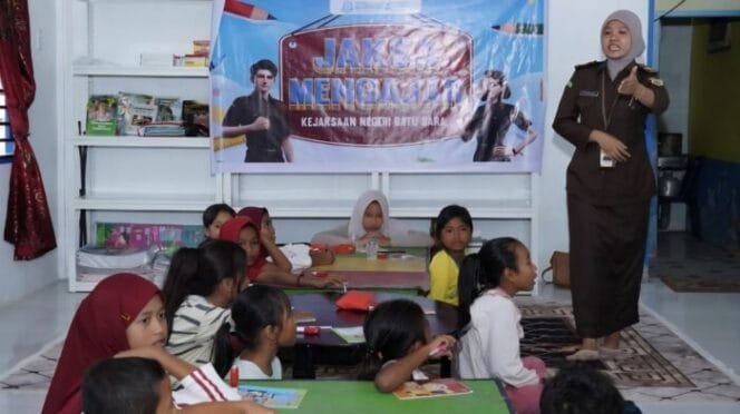 
					Jaksa Turun ke Kelas, Anak Pesisir Batu Bara Diajak Ngobrol Inggris