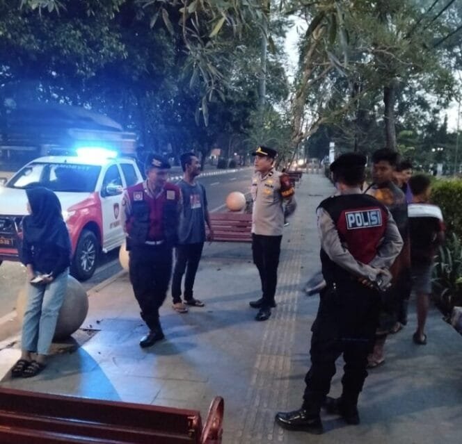 
					Menjaga situasi keamanan dan ketertiban masyarakat Selama Bulan Suci Ramadan, Polres Langkat Gelar Patroli Asmara Subuh
