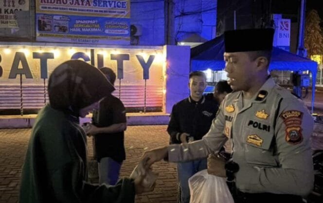 
					Wujud Kepedulian dan Kehadiran Polri di Bulan Ramadhan, Polres Langkat Gelar Sahur On The Road