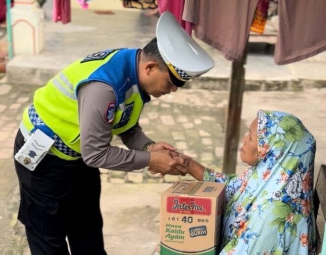 
					Satlantas Batu Bara Gas Patroli, Remnya Berhenti untuk Berbagi Sembako