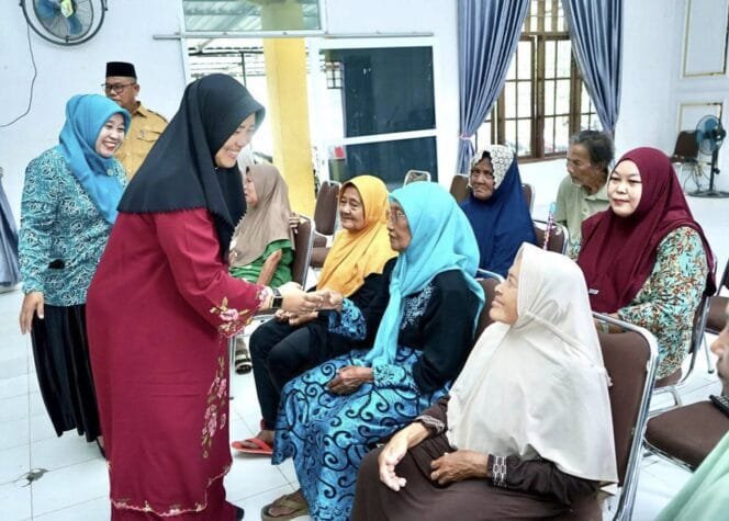 
					Ketua TP PKK Langkat Salurkan 40 Paket Sembako Untuk Anak Yatim Dan Dhuafa