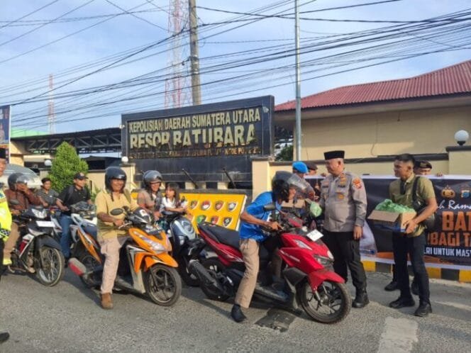 
					Sore-Sore di Lima Puluh, Polres Batu Bara Bagi Takjil Ke Masyarakat
