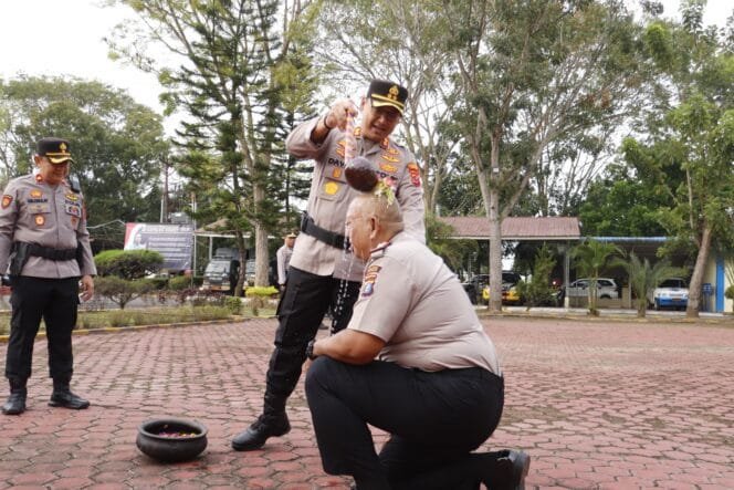 
					Menerima Kenaikan Pangkat Pengabdian di Polres Langkat, AKP Mahruzar Sebayang Resmi Menjadi Kompol
