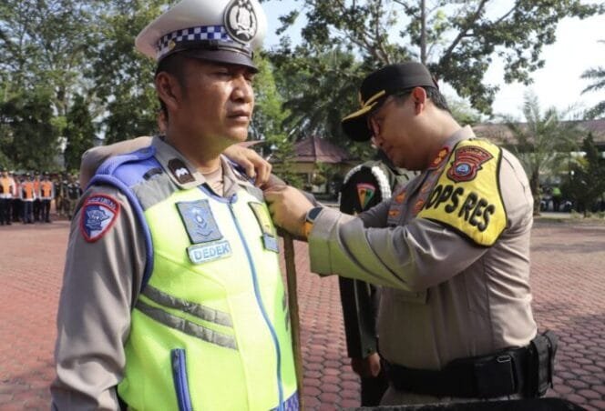 
					Polres Langkat Apel Gelar Pasukan Operasi Ketupat, Kapolres : Kita Siap Amankan Mudik Lebaran dan Berikan Layanan Penitipan Ranmor Gratis