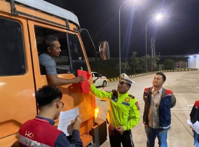 
					“Nih Ngopi Dulu, Microsleep Bahaya,” Ucap Kasatlantas Saat Cegah Kantuk Pengemudi di Tol