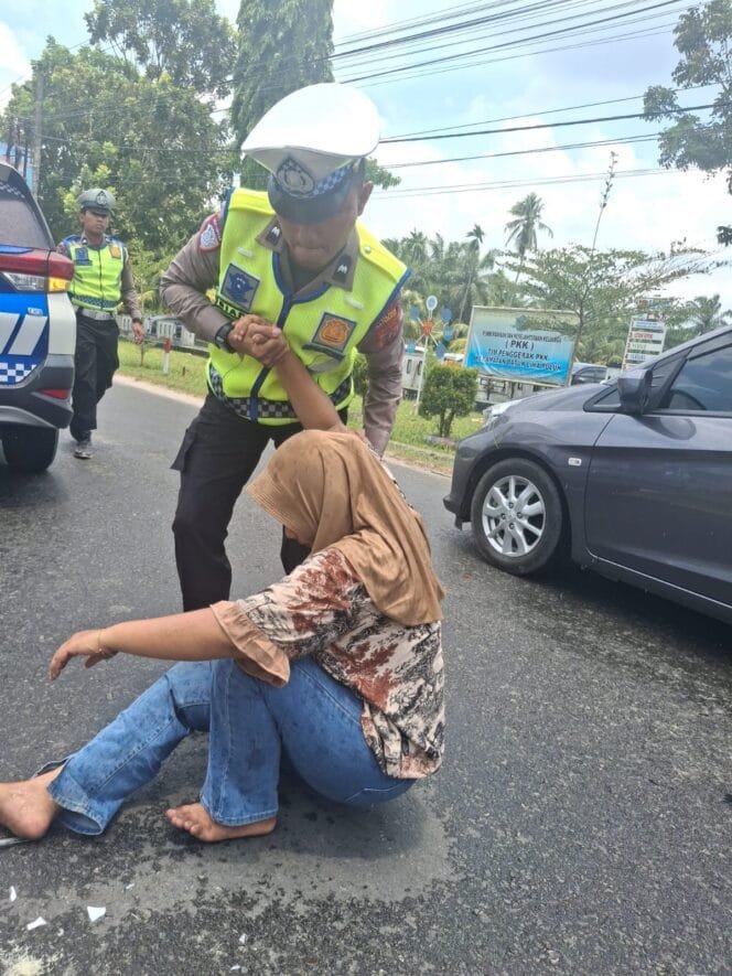 
					Laka Tunggal di Pulau Sejuk, Aksi Cepat Polisi Curi Perhatian