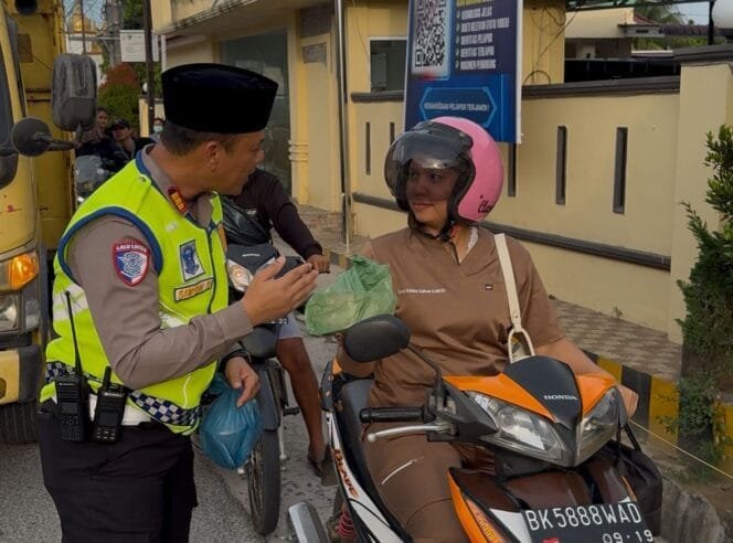 
					Takjil di Tangan, Keselamatan di Pikiran: Aksi Satlantas Batu Bara Sore Itu