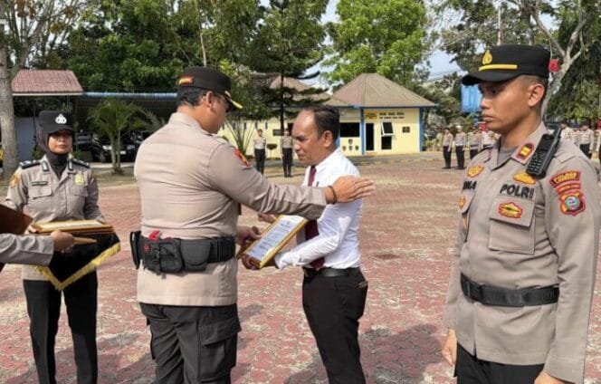 
					Pemberian Reward Kepada Personel Berprestasi, Kapolres Langkat : Berikan Pelayanan Terbaik Kepada Masyarakat