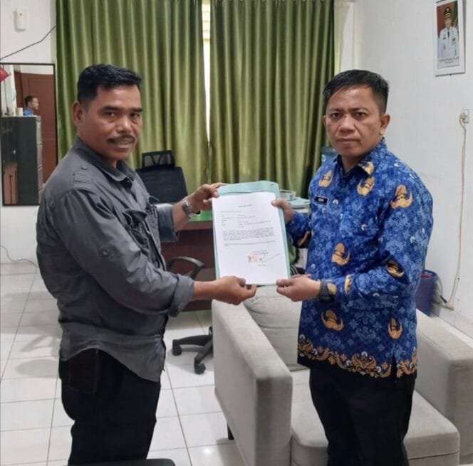 
					Berikan Surat Pernyataan Penyerahan Sebahagian Lahan Kepada Pemerintah, Kepala UPTD Wilayah I Stabat Berikan Apresiasi Pemilik Lahan