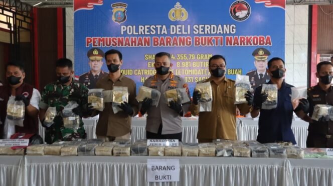 
					Polresta Deli Serdang Musnahkan 54 Kg Sabu dan Ribuan Ekstasi dan Ungkap 150 Kasus