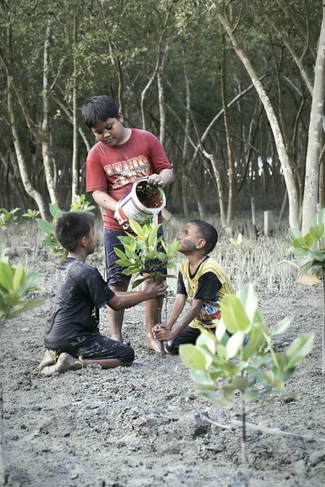 
					Lelaki Itu Menanam Sebelum Ada yang Peduli