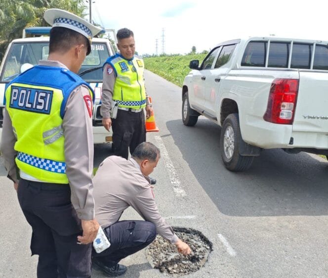 
					Cegah Kecelakaan, Satlantas Polres Batu Bara Tambal Jalan Berlubang di Jalinsum Simpang Dolok