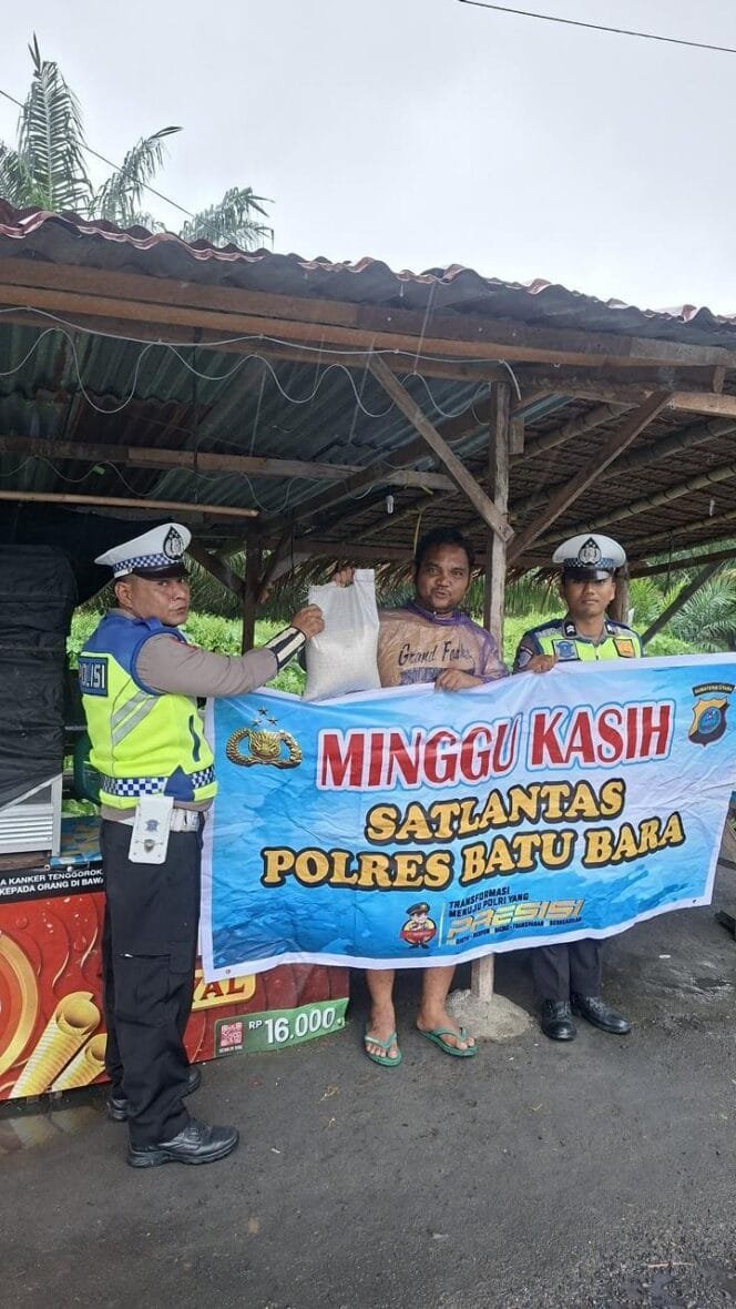 
					Satlantas Polres Batu Bara Gelar Minggu Kasih, Bagikan Sembako dan Patroli Jaga Kamtibmas