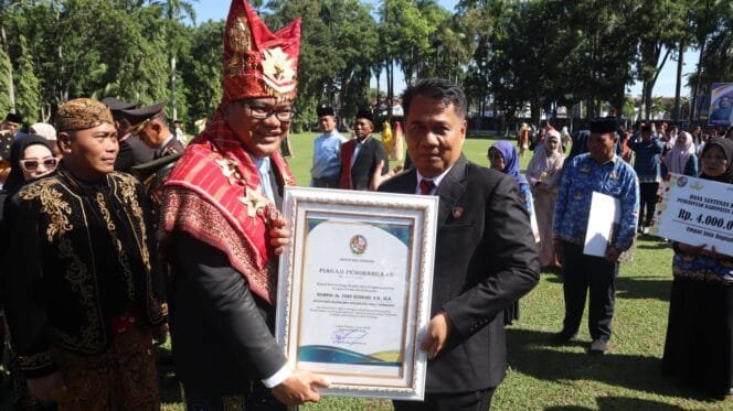 
					Di Momen 80 Tahun Deli Serdang dan Bhayangkara, Bupati Hadiahkan Fery Kusnadi Penghargaan