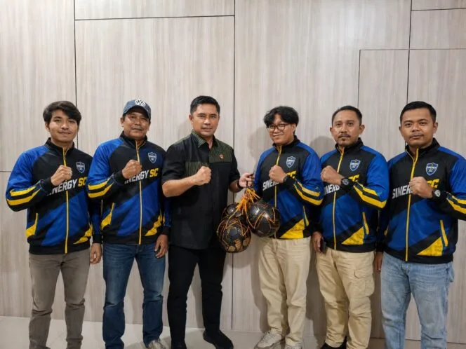 
					Kasat Narkoba Polres Batu Bara Serahkan Bola kepada Sinergi SC, Wujud Dukungan bagi Wartawan Olahraga