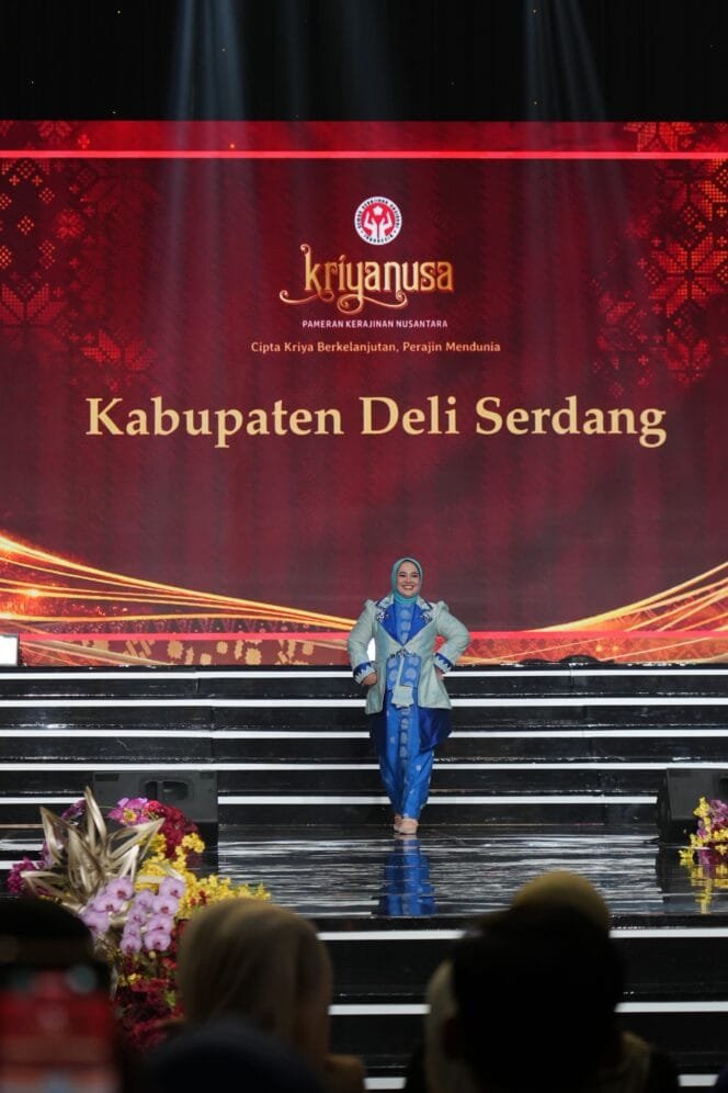 
					Anggunnya Jelita Asri Ludin Tambunan dalam Balutan Tenun Deli Serdang di Kriyanusa 2026